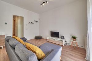a living room with a couch and a tv at NUEVO Apartamento Centro Lleida in Lleida