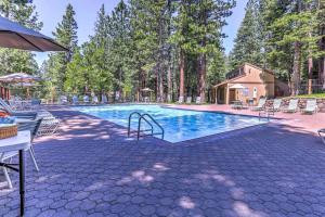 Πισίνα στο ή κοντά στο 2 Mi to Kings Beach Family Lake Tahoe Condo