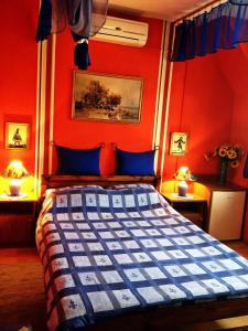 Un pat sau paturi într-o cameră la Castello Vendég és Apartmanház