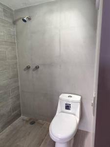 Ένα μπάνιο στο Suite 104 Cordoba Centro Estacionamiento