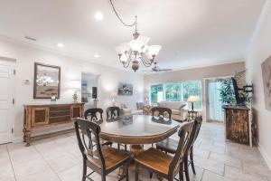 ein Esszimmer mit Tisch und Stühlen in der Unterkunft Wonderful Home Close to Beach w/Shared Pool, Free WiFi, Central AC, W/D in Fernandina Beach