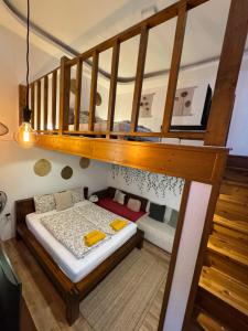 een kleine slaapkamer met een bed en een trap bij Stylish Natural Apartment with SAUNA - Heroes Square in Boedapest