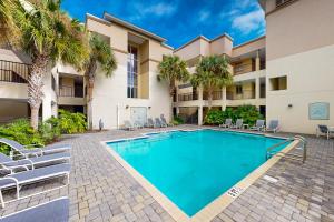 Bazén v ubytování Getaway near the beach with central AC, shared pool, free WiFi nebo v jeho okolí