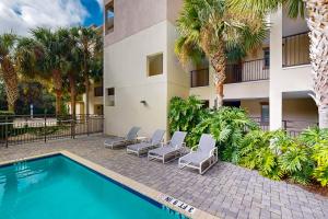 Bazén v ubytování Getaway near the beach with central AC, shared pool, free WiFi nebo v jeho okolí