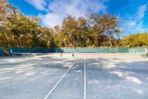 Tenis a/nebo squash v ubytování Getaway near the beach with central AC, shared pool, free WiFi nebo okolí