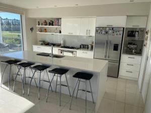 Dapur atau dapur kecil di Clearwater Golf Resort - Entire Luxury Home