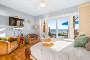 Μια τηλεόραση ή/και κέντρο ψυχαγωγίας στο 3009 Ocean St F Fantastic Oceanfront Condo Featuring Free WiFi, Patio