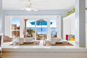 ein Esszimmer mit einem Tisch und Meerblick in der Unterkunft 3009 Ocean St E Beautiful Beachfront Condo w/ Ocean Views, Private Patio, Grill, & Free WiFi in Carlsbad