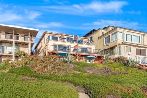 ein großes Gebäude auf einem Hügel mit einem Hof in der Unterkunft 3009 Ocean St E Beautiful Beachfront Condo w/ Ocean Views, Private Patio, Grill, & Free WiFi in Carlsbad