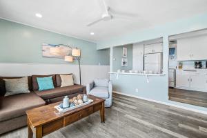 Η κουζίνα ή μικρή κουζίνα στο Amazing beachfront condo with deck, patio, & balcony +11 φωτογραφίες