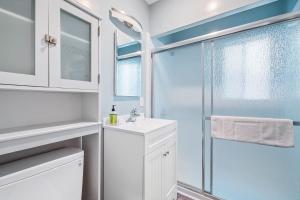 Ένα μπάνιο στο Amazing beachfront condo with deck, patio, & balcony