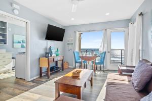 Et tv og/eller underholdning på 3009 Ocean St B Gorgeous beach retreat with deck & patio - great location