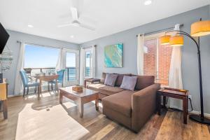 Et opholdsområde på 3009 Ocean St B Gorgeous beach retreat with deck & patio - great location