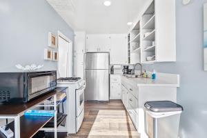 Køkken eller tekøkken på 3009 Ocean St B Gorgeous beach retreat with deck & patio - great location + 10 billeder