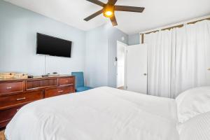 En eller flere senge i et værelse på 3009 Ocean St B Gorgeous beach retreat with deck & patio - great location