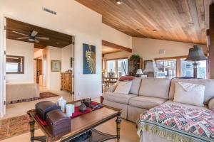 Χώρος καθιστικού στο Luxury Oceanfront Condo - Upper: Sunset Views, Balcony & Firepit