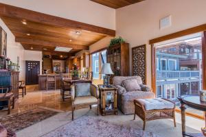 Χώρος καθιστικού στο Luxury Oceanfront Condo - Upper: Sunset Views, Balcony & Firepit