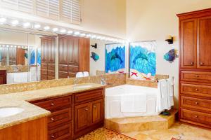 Ένα μπάνιο στο Luxury Oceanfront Condo - Upper: Sunset Views, Balcony & Firepit +21 φωτογραφίες