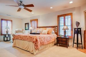 Ένα ή περισσότερα κρεβάτια σε δωμάτιο στο Luxury Oceanfront Condo - Upper: Sunset Views, Balcony & Firepit