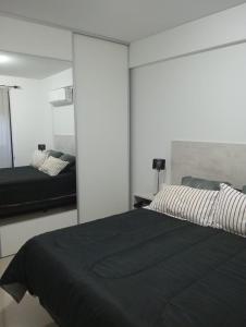 En eller flere senge i et værelse på Depto Centrico Etoile 4 + 6 billeder