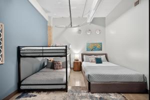 Ένα ή περισσότερα κρεβάτια σε δωμάτιο στο Designer Loft 412 Sleeps 8 Dt Free Parking +44 φωτογραφίες