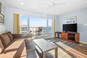 Μια τηλεόραση ή/και κέντρο ψυχαγωγίας στο 3009 Ocean St D Beautiful beachfront condo with deck