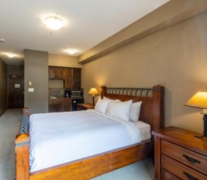 Postel nebo postele na pokoji v ubytování Palliser Lodge — Bellstar Hotels & Resorts