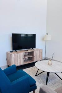 Μια τηλεόραση ή/και κέντρο ψυχαγωγίας στο UniversityStays +9 φωτογραφίες