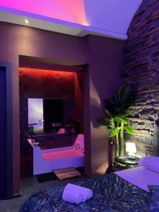 Un dormitorio con una cama y un espejo grande. en Il Casale del 900, en Catania