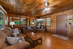 Posezení v ubytování Rustic Lakefront Home with Beach