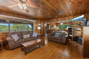 Posezení v ubytování Rustic Lakefront Home with Beach