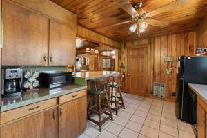 Kuchyň nebo kuchyňský kout v ubytování Rustic Lakefront Home with Beach