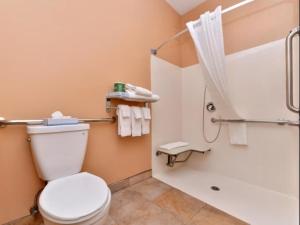 een badkamer met toilet en douche bij Candlewood Suites San Diego by IHG in San Diego