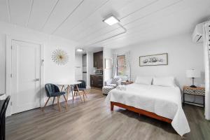 Postel nebo postele na pokoji v ubytování Chic City Retreat 87