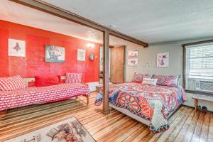 Postel nebo postele na pokoji v ubytování Walk to Downtown Ruidoso Cozy Wooded Retreat