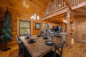 een eetkamer met een houten tafel in een hut bij Blackjack Holiday home in Gatlinburg