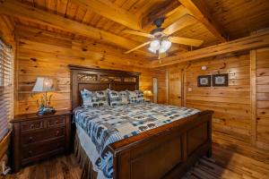 een slaapkamer met een bed in een blokhut bij Blackjack Holiday home in Gatlinburg