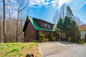 een houten huis met een groen dak bij Blackjack Holiday home in Gatlinburg