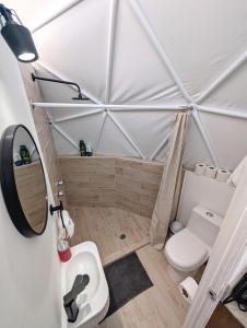 - bagno con servizi igienici e lavandino in tenda di Beachfront DOME with Oceanview & Sunrise - Near Ferry a Cancún
