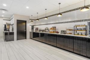 a kitchen with a counter and aasteryasteryasteryasteryasteryasteryasteryasteryastery at Best Western Rochester Hotel Mayo Clinic Area/ St. Mary's in Rochester