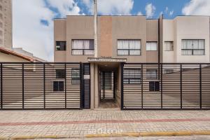 a building with a gate in front of it at Apto com churrasqueira a 70m da Praia - MTA0201 in Barra Velha