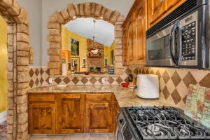 Η κουζίνα ή μικρή κουζίνα στο A Tuscan Adventure in California 3 BDR Sleeps 8 +28 φωτογραφίες