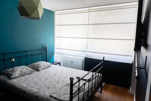 Un dormitorio con una cama y una ventana con persianas. en Kolareva - ZAG airport - self check in&out - shuttle service - free parking, en Velika Gorica