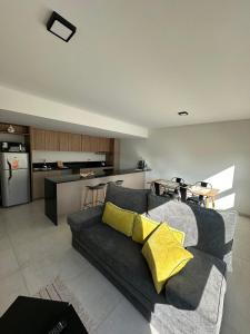 a living room with a couch and a kitchen at Raíz Urbana in Tandil