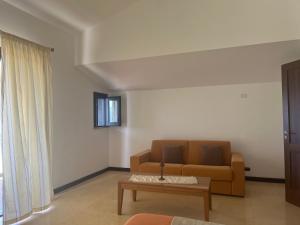a living room with a couch and a coffee table at Villa Cocomerara Tas24 in Calimera