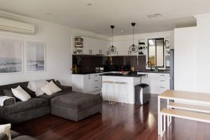 Una cocina o zona de cocina en Coastal Comfort in Aldinga Family-Friendly