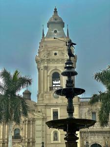 une fontaine en face d'un bâtiment avec une tour d'horloge dans l'établissement Appealing 3BR with Beautiful View in Magdalena, à Lima