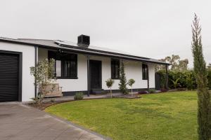 Jardín al aire libre en Coastal Comfort in Aldinga Family-Friendly