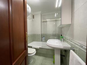 Bilik mandi di Vigo Travesia 151-2 ツ Rias Baixas Rentals