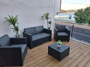 eine Terrasse mit zwei Stühlen, einer Couch und einem Tisch in der Unterkunft Combarro Mar in Combarro + 4 Fotos